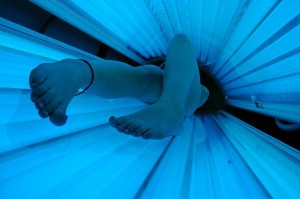 800px-Tanning bed in use